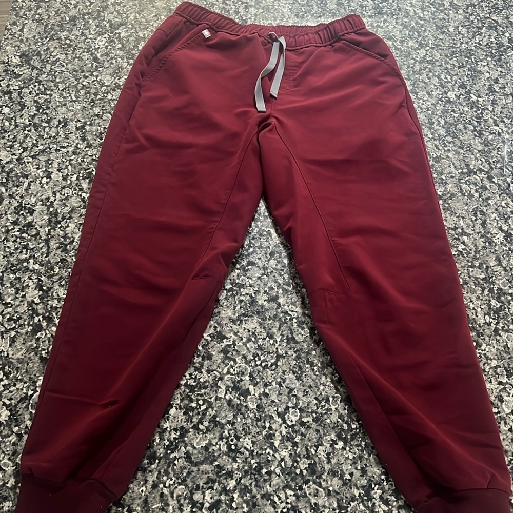 Men’s figs scrub bottoms joggers, small/ short maroon